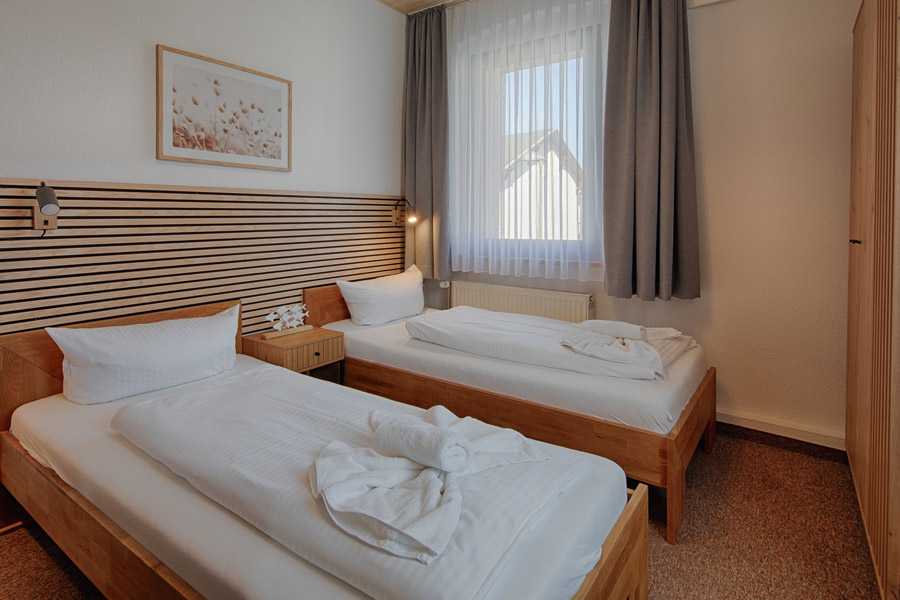 Doppelzimmer mit Twinnbetten in der Pension Zur Eiche in Ahlbeck Insel Usedom